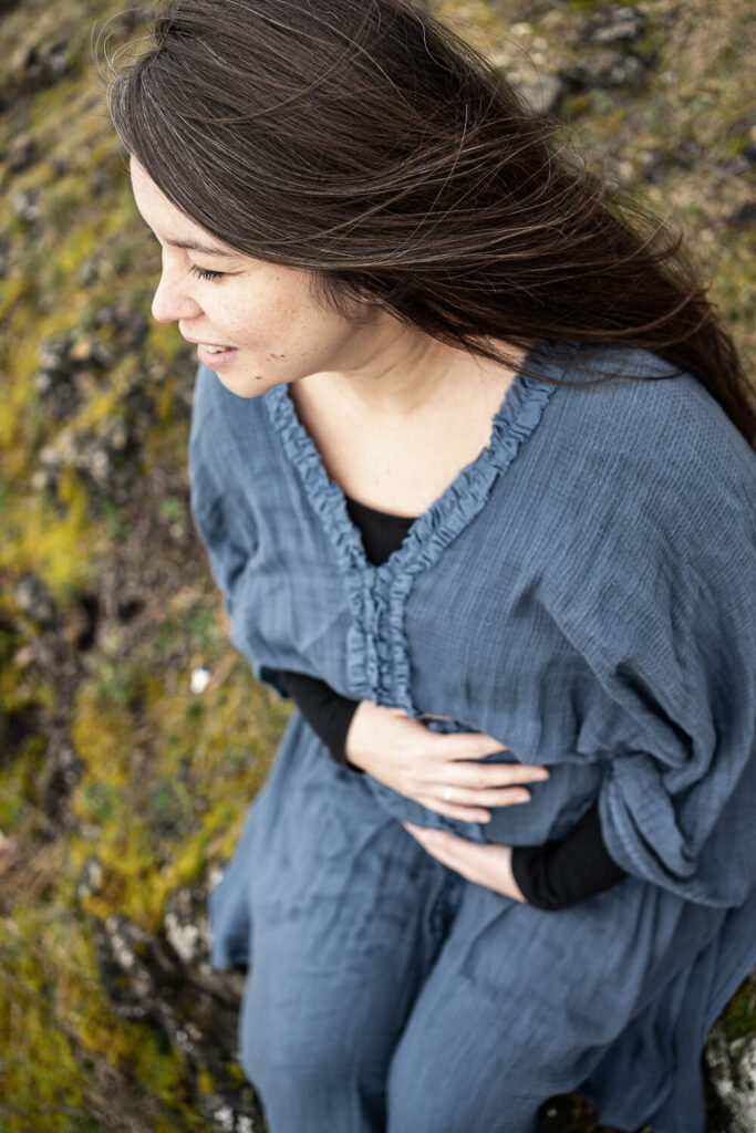 frau_schwanger_natur_kleid